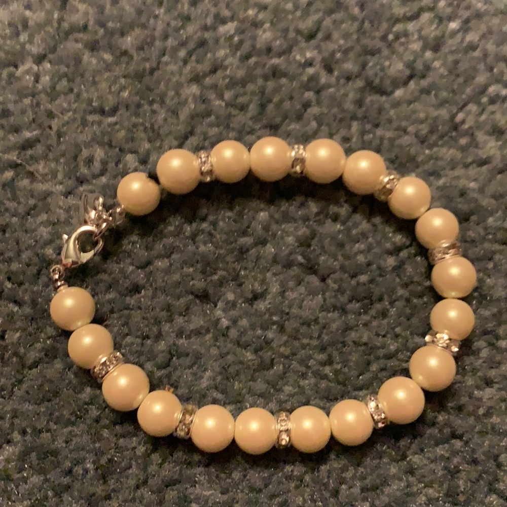 Ladies pearl bracelet